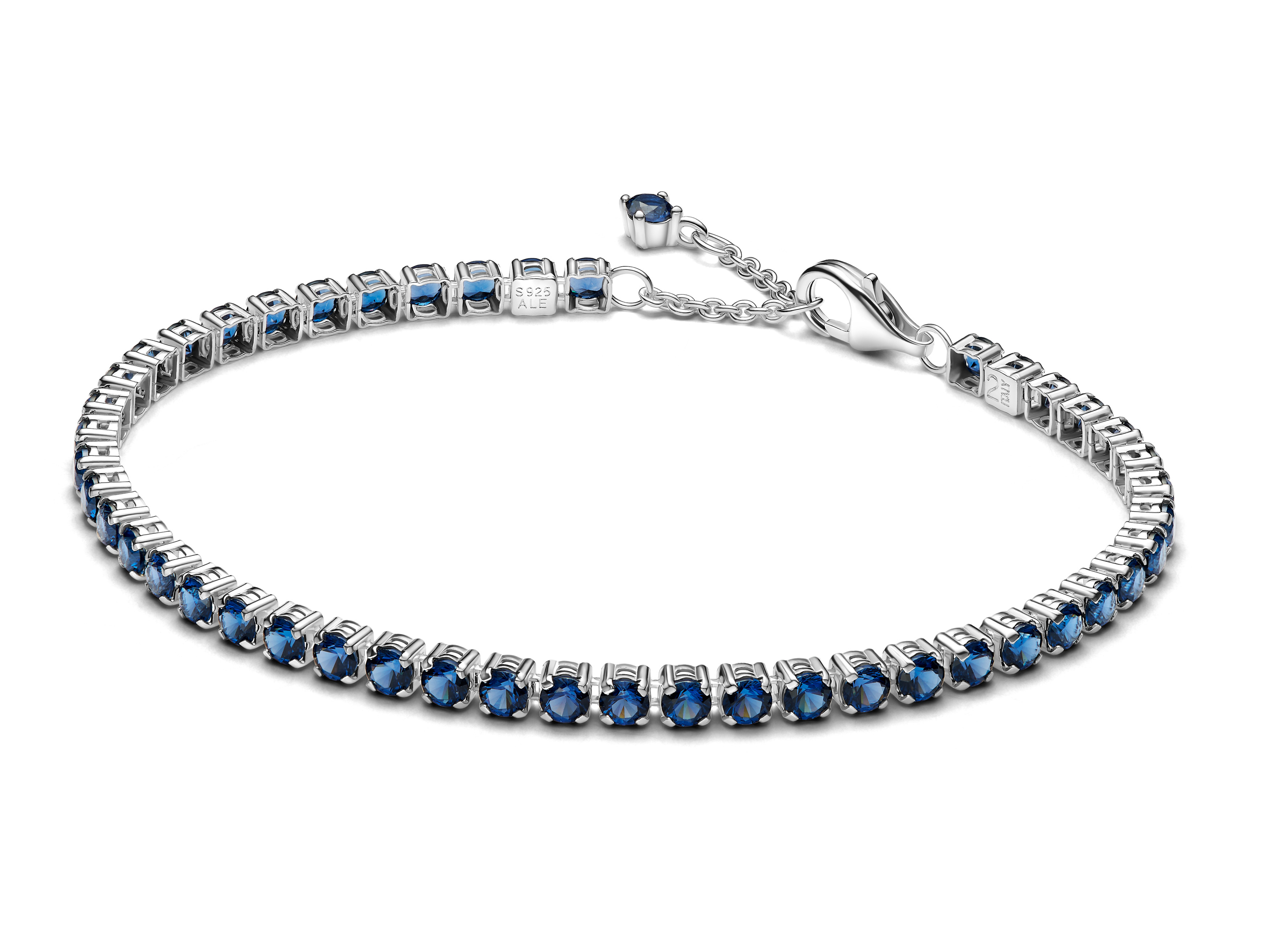 Silbernes Tennisarmband von Pandora mit königsblauen Kristallen, elegantes Design, geeignet für einen Handgelenksumfang von 16 cm, ideal für stilvolle Akzente.
