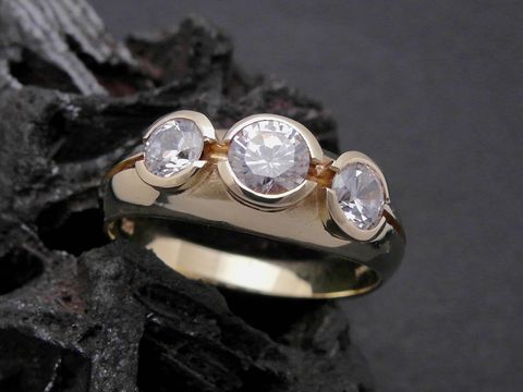 Gold Ring klassisch Gold 585 mit Zirkonia, Goldring in Gr. 56, Hersteller Juwelier Harnisch, bis Gr. 56/18, drei funkelnde Zirkonia-Steine in edlem Design.