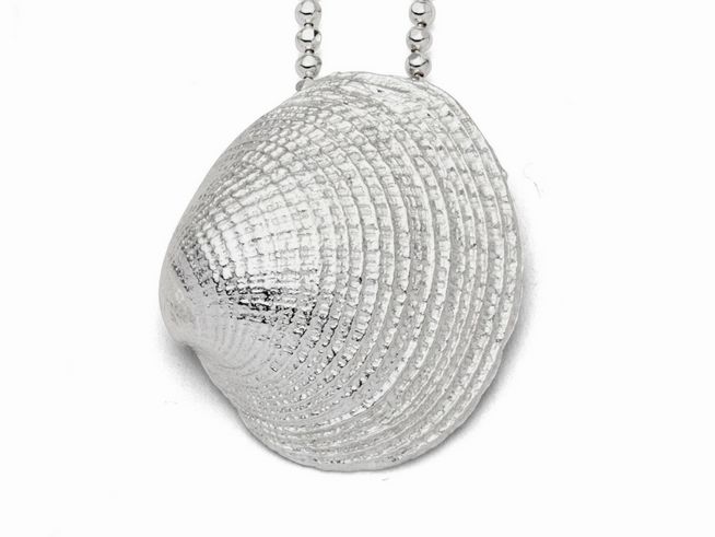 Sterling Silber Anhänger in Form einer mittleren Herzmuschel von DUR, glänzende Oberfläche mit feinen Streifen, an einer silbernen Kette befestigt.