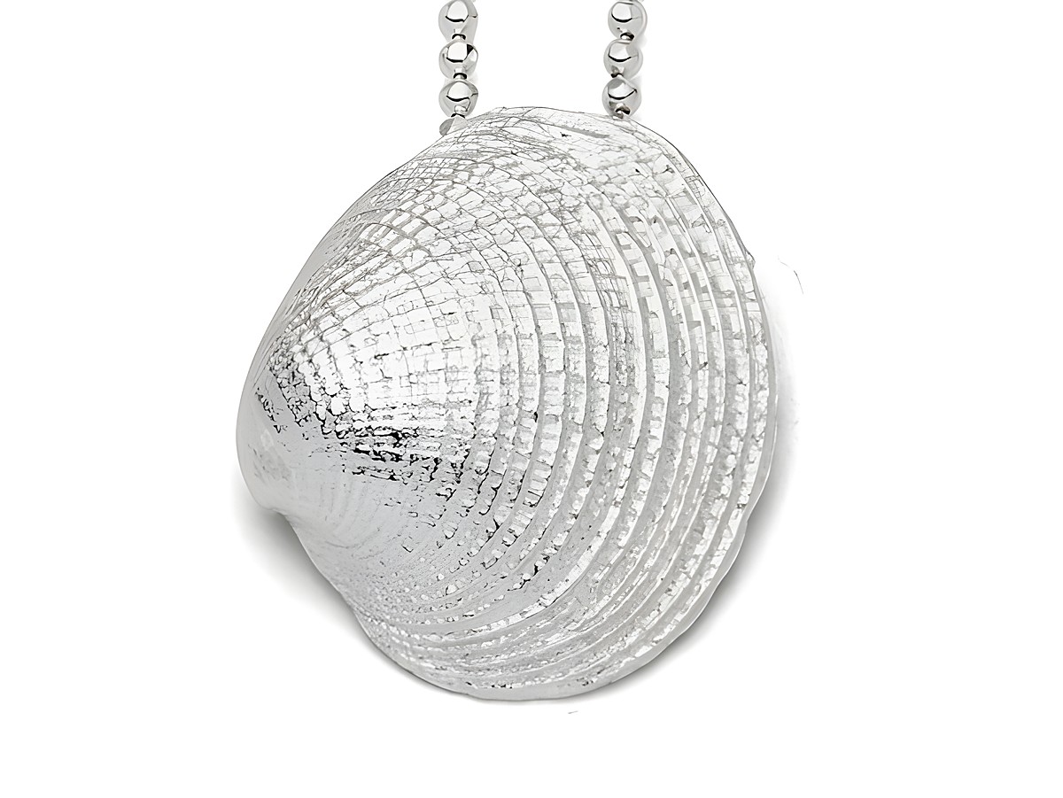 Sterling Silber Anhänger in Form einer mittleren Herzmuschel von DUR, glänzende Oberfläche mit feinen Streifen, an einer silbernen Kette befestigt.