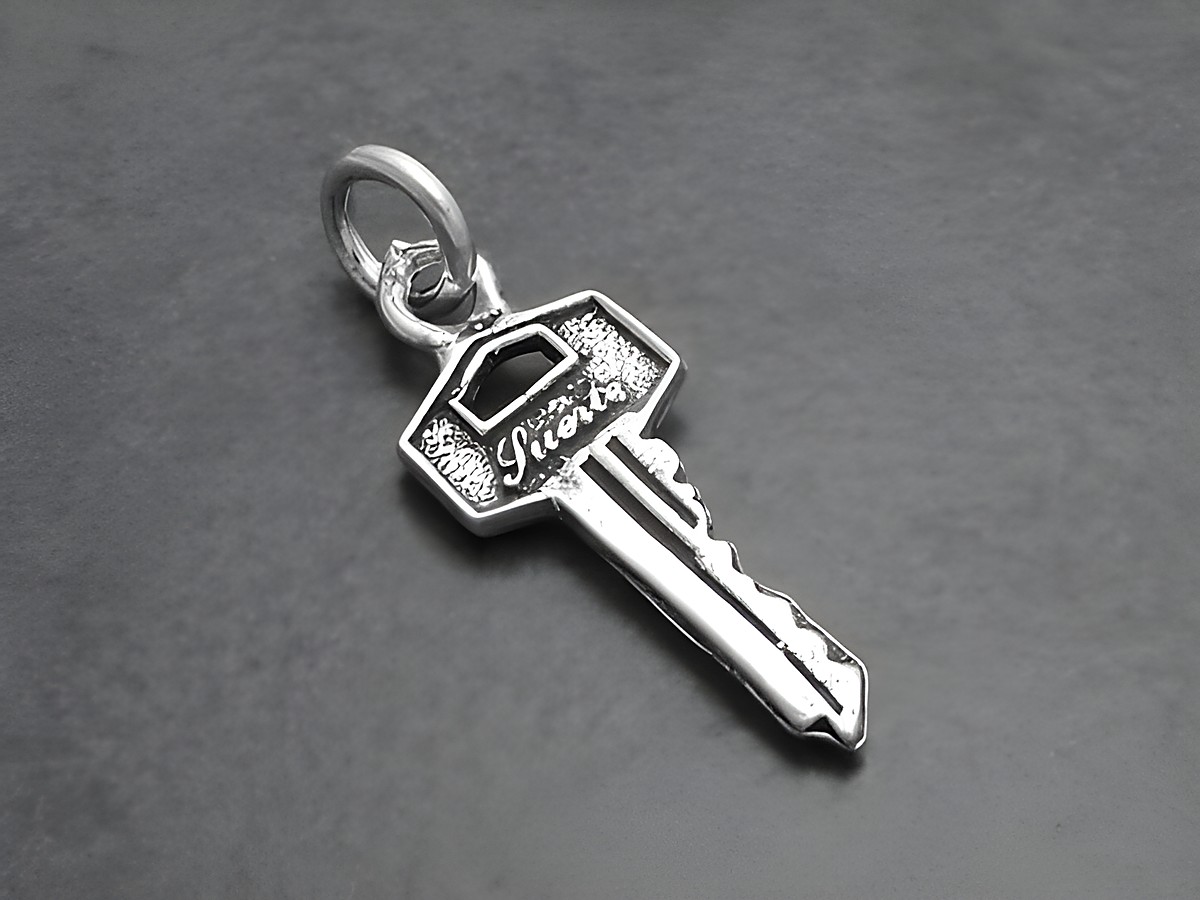 Kleiner Schlüssel -925 Sterling Silber Anhänger, Hersteller: Juwelier Harnisch, ausgefallenes Design mit feinen Details, geeignet als Schmuckstück oder Geschenk.