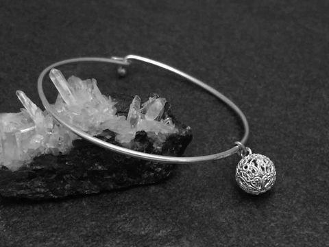 Silber Armreifen mit Kugel von Juwelier Harnisch, Durchmesser 1,6 mm, Länge 17 cm, elegant und schlicht, perfekt als Accessoire für jeden Anlass, abgebildet auf schwarzem Hintergrund.