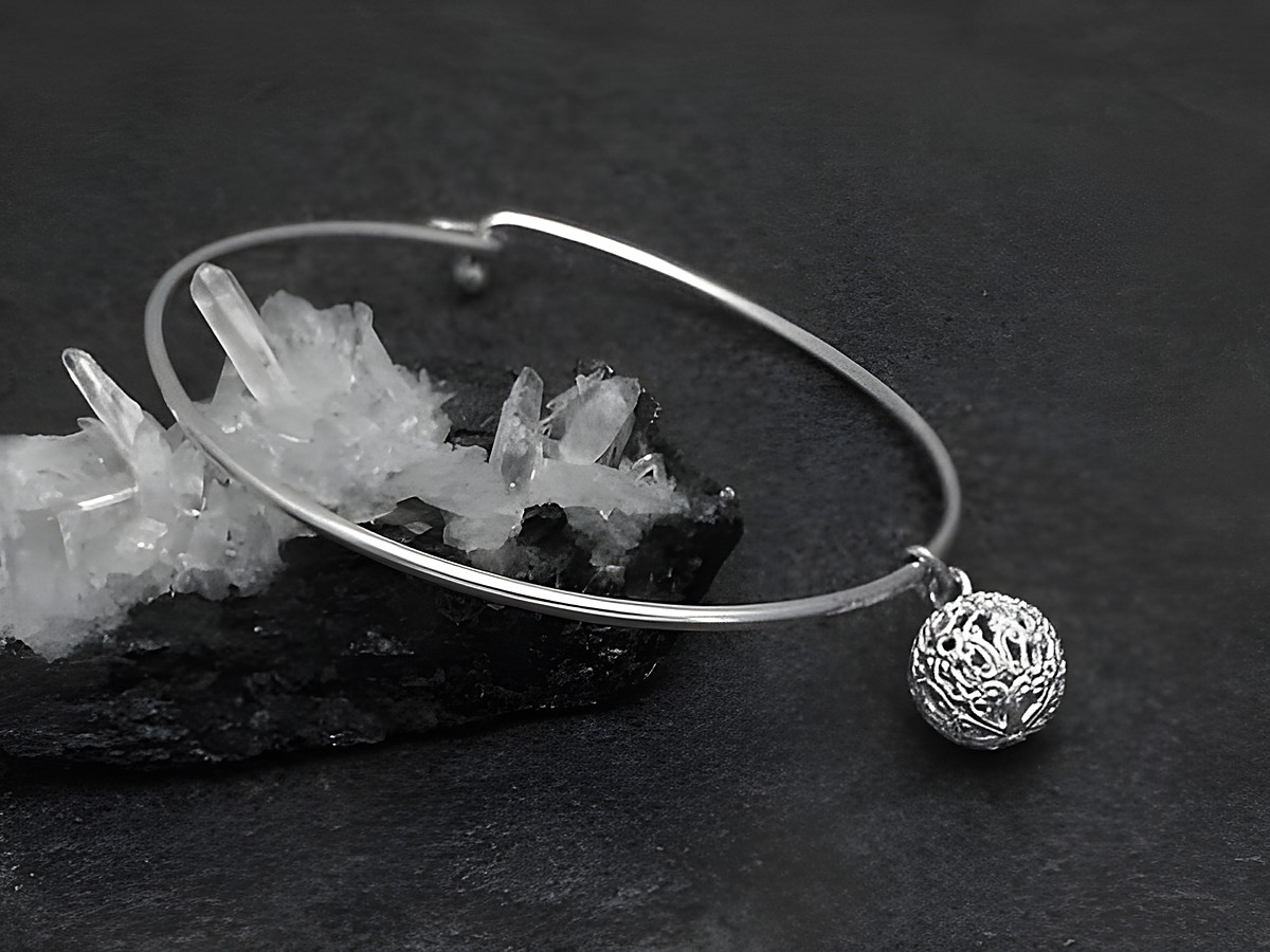Silber Armreifen mit Kugel von Juwelier Harnisch, Durchmesser 1,6 mm, Länge 17 cm, elegant und schlicht, perfekt als Accessoire für jeden Anlass, abgebildet auf schwarzem Hintergrund.