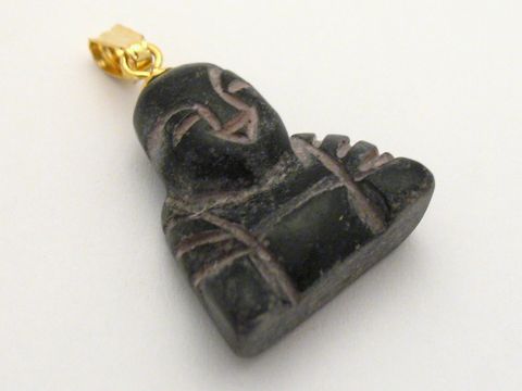 Buddha Onyx Anhänger in goldfarbener Befestigung, gefertigt von Juwelier Harnisch, mit feinen Edelsteinen verziert, ideal als stilvolles Schmuckstück oder Geschenk.