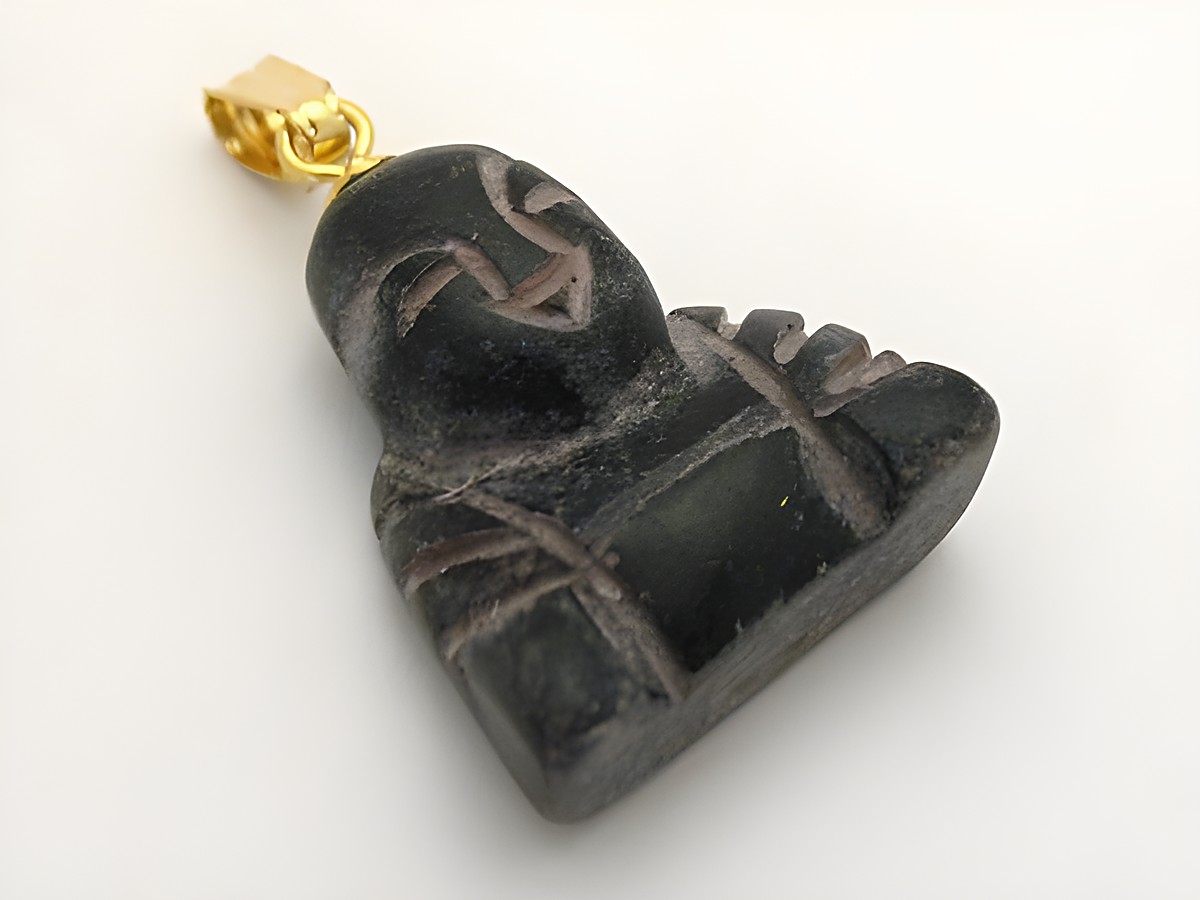 Buddha Onyx Anhänger in goldfarbener Befestigung, gefertigt von Juwelier Harnisch, mit feinen Edelsteinen verziert, ideal als stilvolles Schmuckstück oder Geschenk.
