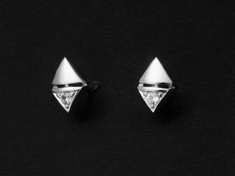 Silber Ohrringe in Rauteform als Ohrstecker, rhodiniert mit Zirkonia, hergestellt von Juwelier Harnisch. Elegantes Design für stilvolle Akzente.