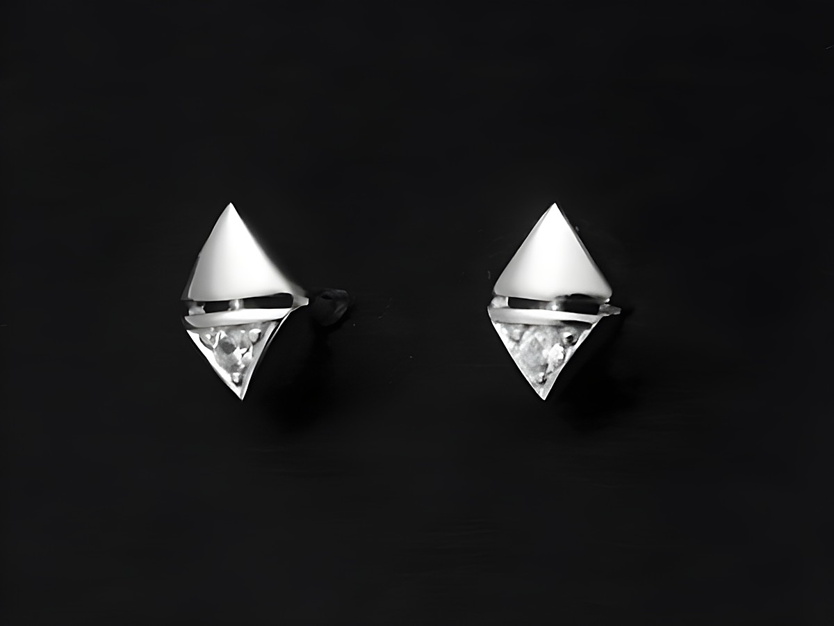Silber Ohrringe in Rauteform als Ohrstecker, rhodiniert mit Zirkonia, hergestellt von Juwelier Harnisch. Elegantes Design für stilvolle Akzente.