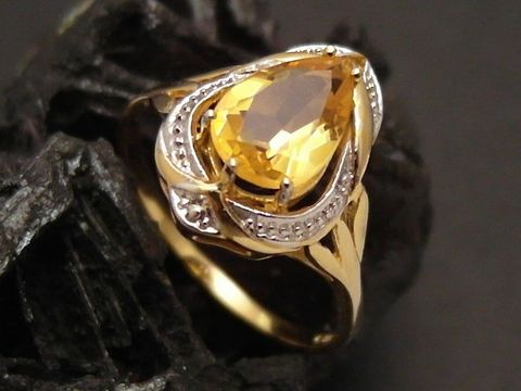 Goldring märchenhaft Gold 333 mit einem großen Citrin, Größe 53, Hersteller Juwelier Harnisch, bis Größe 54/17,5, elegant und edel gestaltet.