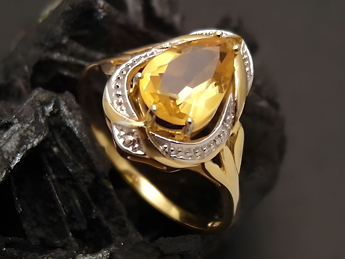 Goldring märchenhaft Gold 333 mit einem großen Citrin, Größe 53, Hersteller Juwelier Harnisch, bis Größe 54/17,5, elegant und edel gestaltet.