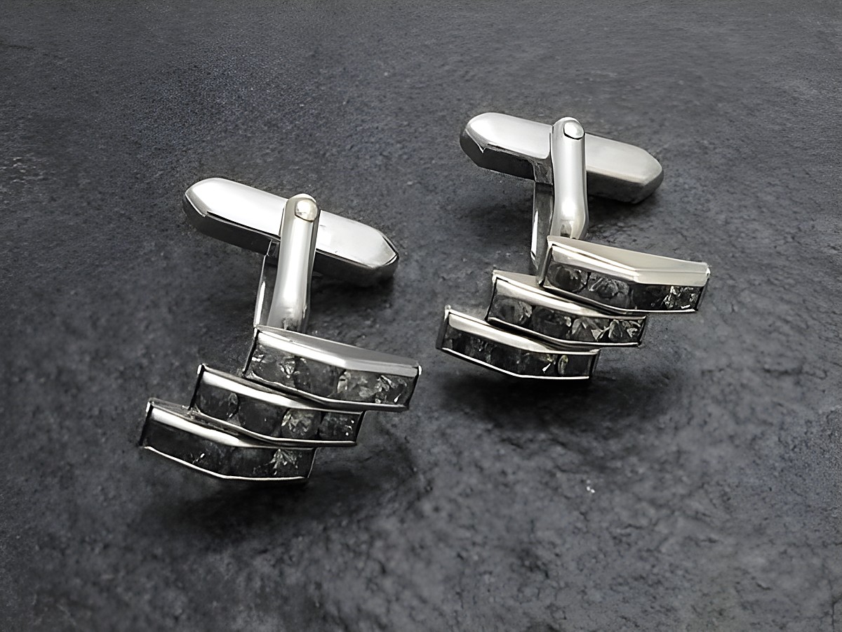 Manschettenknöpfe in silber-farben mit drei Reihen Strass-Steinen, Hersteller Juwelier Harnisch, elegantes Design ideal für festliche Anlässe.