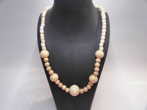 Holzkette mit Kugeln in 21 mm, naturbraun, 60 cm Länge, gefertigt von Juwelier Harnisch, bietet einen eleganten und natürlichen Schmuckstil. Ideal für jeden Anlass.