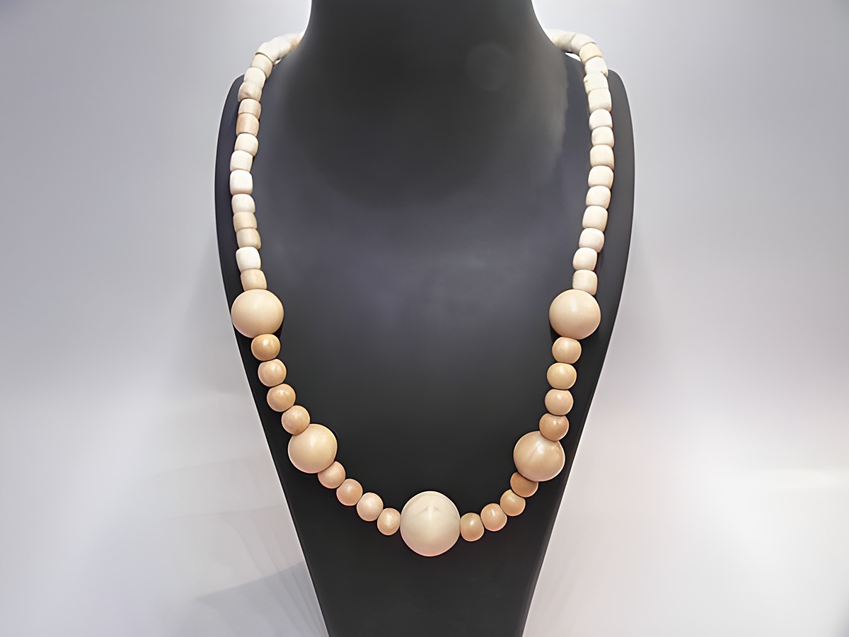Holzkette mit Kugeln in 21 mm, naturbraun, 60 cm Länge, gefertigt von Juwelier Harnisch, bietet einen eleganten und natürlichen Schmuckstil. Ideal für jeden Anlass.