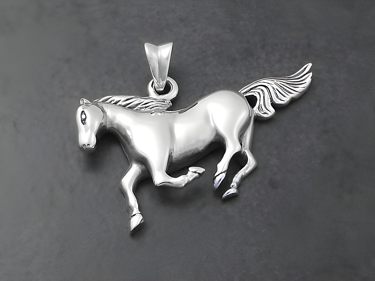 Ein detaillierter Sterling Silber Anhänger in Form eines Pferdes, das in voller Bewegung dargestellt ist, ideal für Liebhaber von Tieren und Reitsport, hergestellt von Juwelier Harnisch.