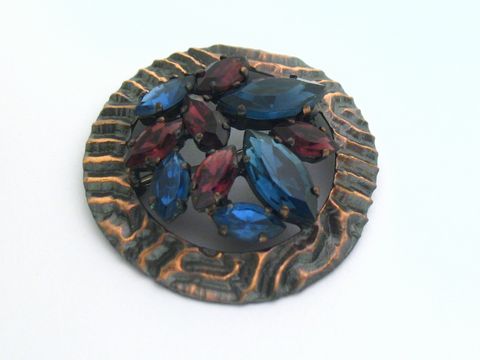 Runde Strass Brosche mit gefassten Strass Steinen in Blau und Rot, Hersteller: Juwelier Harnisch, für weitere Farben erhältlich. Ideal als elegantes Schmuckstück.