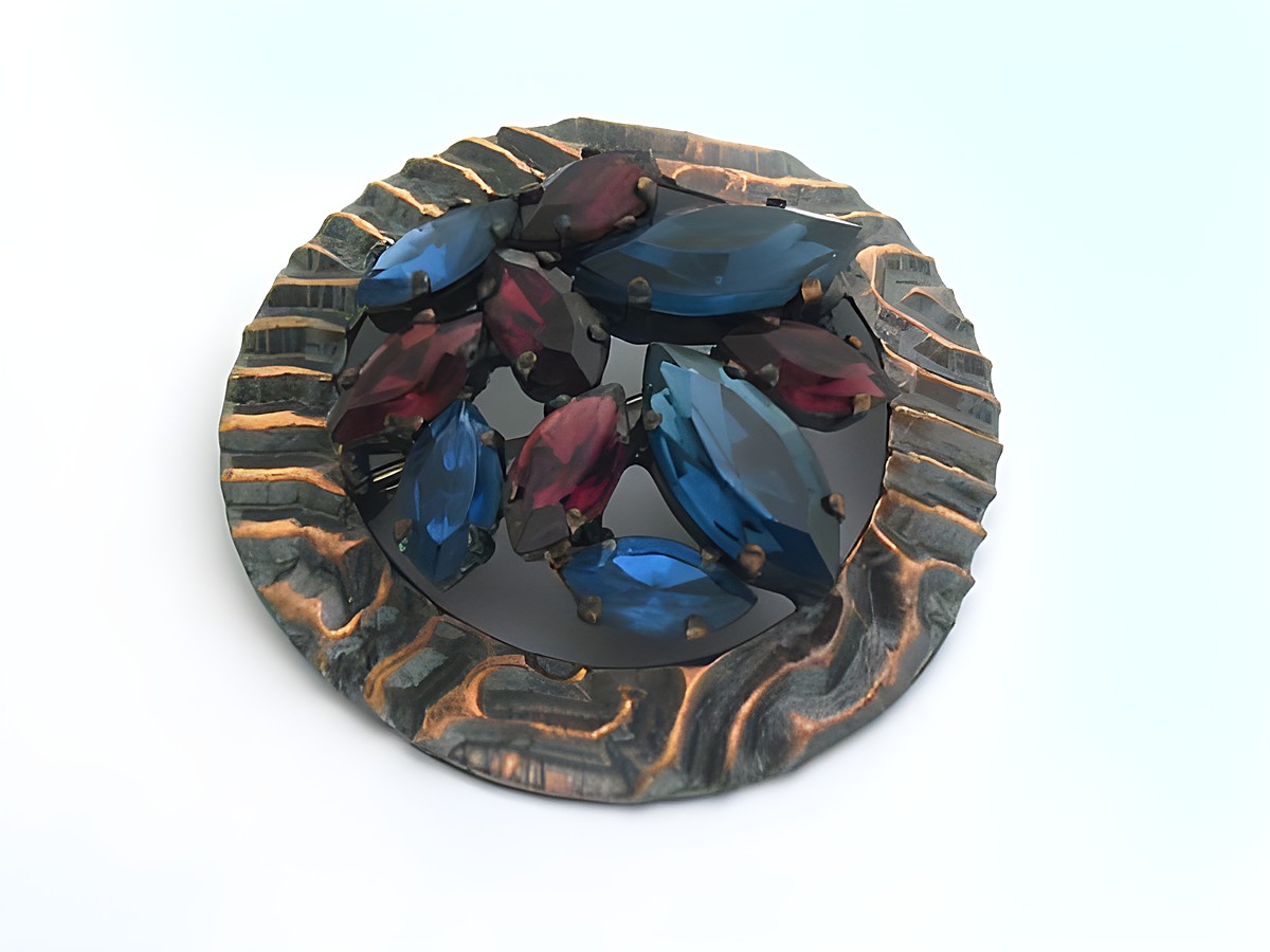 Runde Strass Brosche mit gefassten Strass Steinen in Blau und Rot, Hersteller: Juwelier Harnisch, für weitere Farben erhältlich. Ideal als elegantes Schmuckstück.