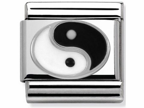 Silberner Charm mit dem Yin Yang Symbol, bestehend aus einem schwarzen und einem weißen Bereich, der Harmonie und Gleichgewicht repräsentiert, für die Nomination Schmucklinie Classic.