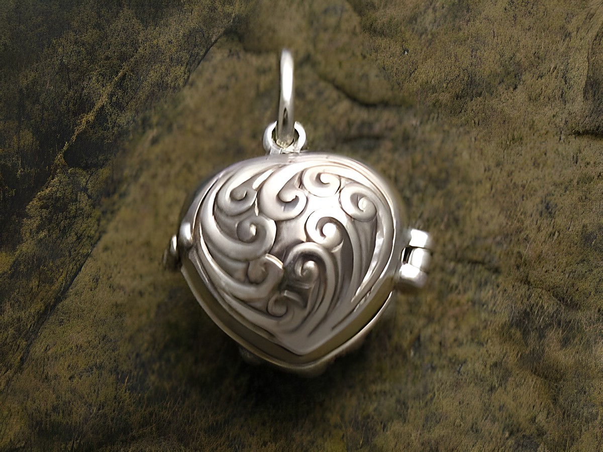 Medaillon in Herzform aus Sterling Silber mit einer filigranen Musterung, ausgestattet mit einer Perle und einem Rubin, hergestellt von Juwelier Harnisch. Ideal als Schmuckstück oder Geschenk. – Ansicht 2