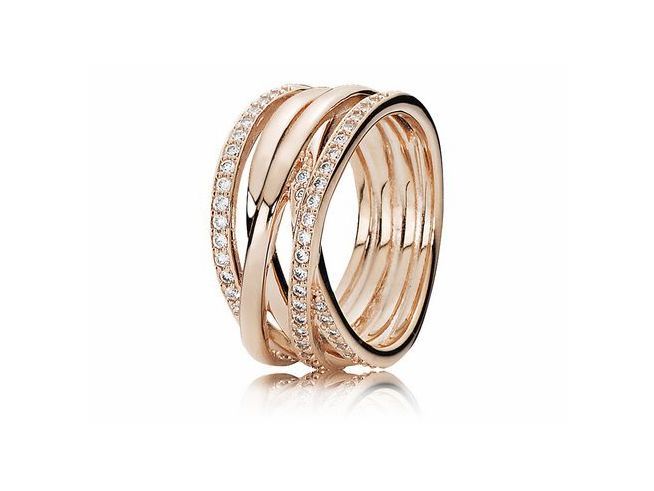 Funkelnder und polierter Linienring von Pandora in Roségold Vergoldung, mit Zirkonia verziert, Größe 64/20,5. Elegantes Design vereint zeitlose Schönheit und modernen Stil.
