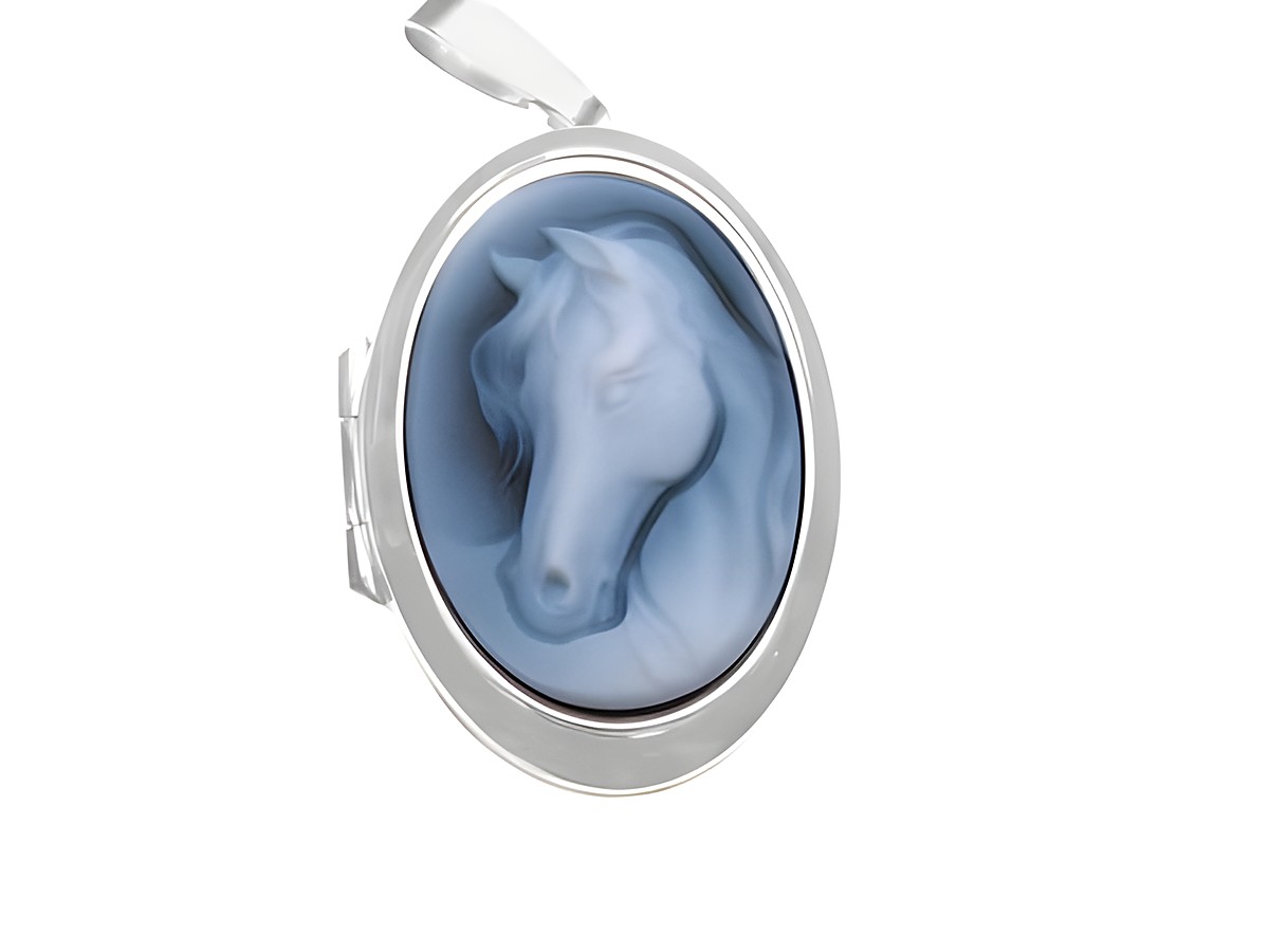 Silber Medaillon Achat Gemme Pferd Medallion rhodiniert, Hersteller Juwelier Harnisch, mit detaillierter Darstellung eines Pferdekopfes auf blauem Hintergrund.