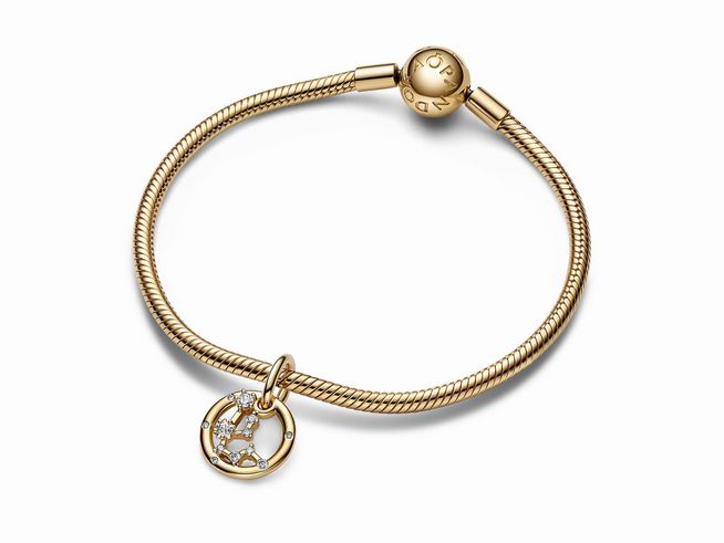 Charm-Anhänger in Gelbgold Vergoldung mit Sternzeichen Wassermann und Zirkonia, befestigt an einem feinen Armband von Pandora. Elegantes Design für astrologische Liebhaber.