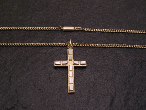 Modeschmuck Kette mit goldfarbenem Kreuzanhänger, 52 cm lang, aus dem Set Kette und Anhänger von Juwelier Harnisch, ideal für den eleganten Look.