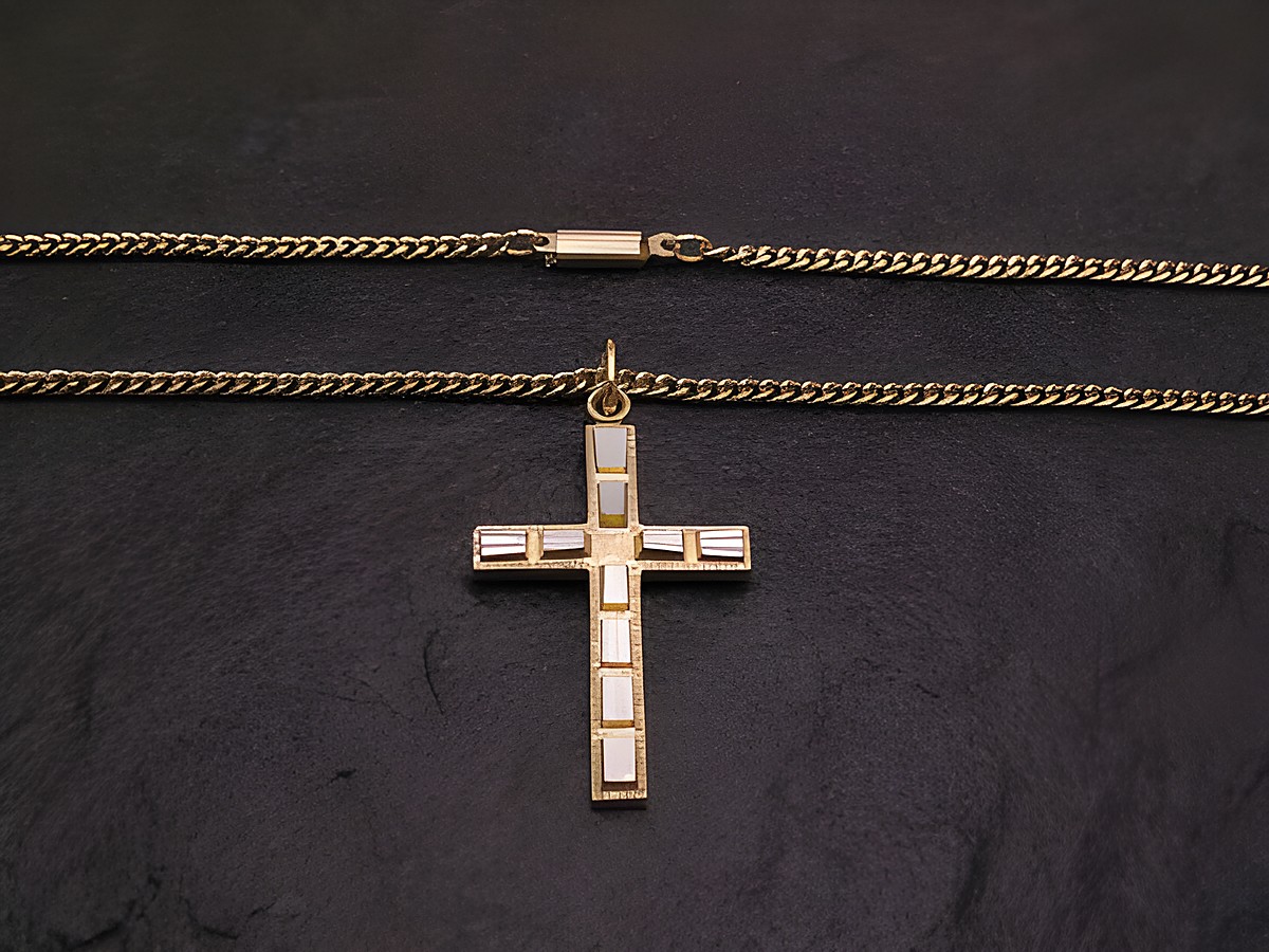 Modeschmuck Kette mit goldfarbenem Kreuzanhänger, 52 cm lang, aus dem Set Kette und Anhänger von Juwelier Harnisch, ideal für den eleganten Look.