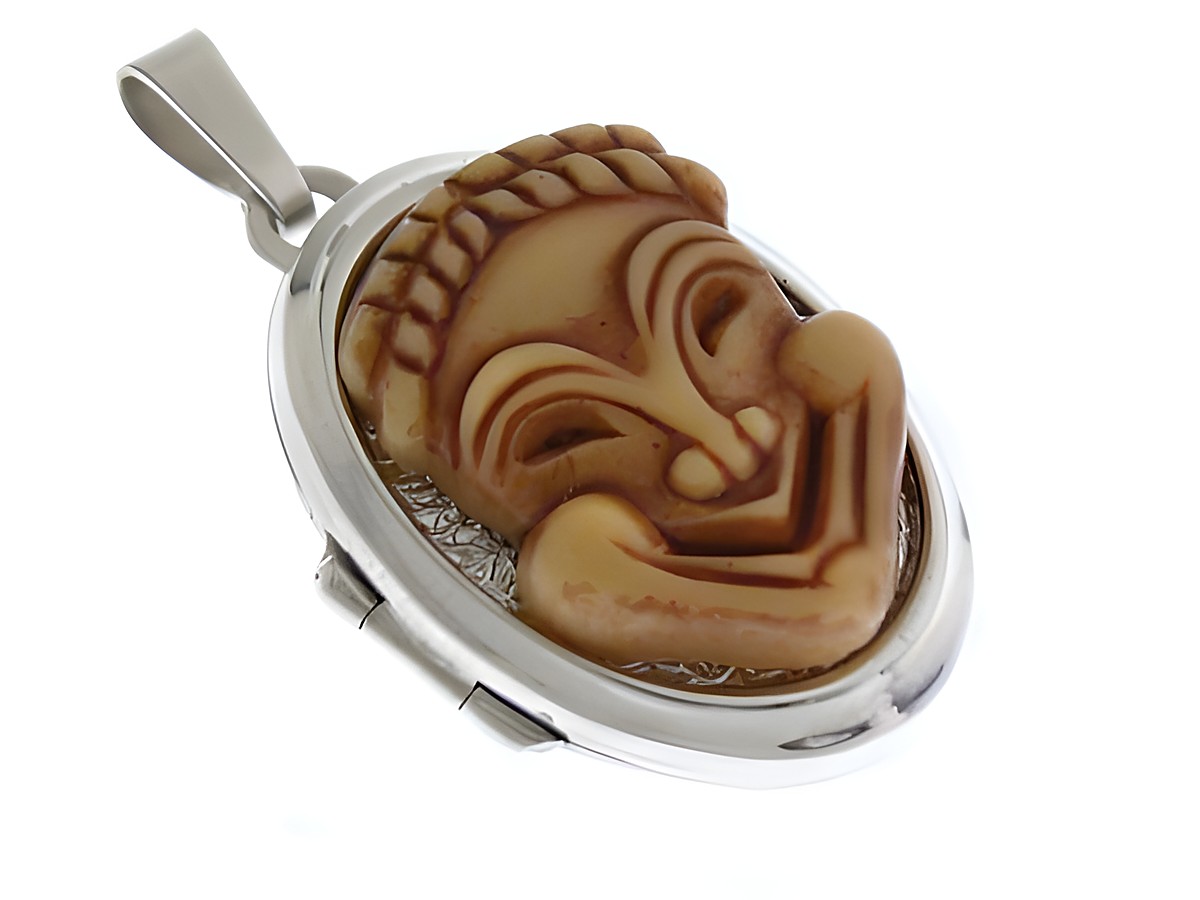 Medaillon mit Cabochon aus Sterling Silber, zeigt ein kunstvoll gestaltetes Gesicht mit feinen Details und einem eleganten Rahmen, hergestellt von Juwelier Harnisch.