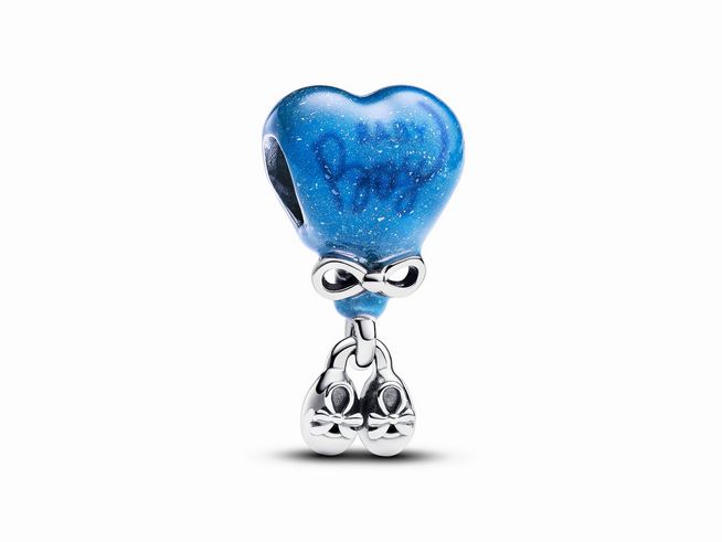Farbwechselnder Gender Reveal Charm in Herzform von Pandora, silberne und blaue Emaille, mit niedlichem Design für die Enthüllung eines Jungen.