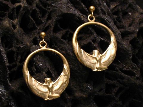 Silber vergoldete Ohrhänger mit einem Design aus der ägyptischen Mythologie, das einen stilisierten Vogel darstellt, gefertigt von Juwelier Harnisch, ohne Stein.