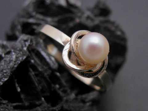 Gold Perlen Ring unvergänglich Gr. 54 Zuchtperle 4,6 mm Gold 333 vom Hersteller Juwelier Harnisch, bis Gr. 54 17,5, elegant und zeitlos, ideal für besondere Anlässe.