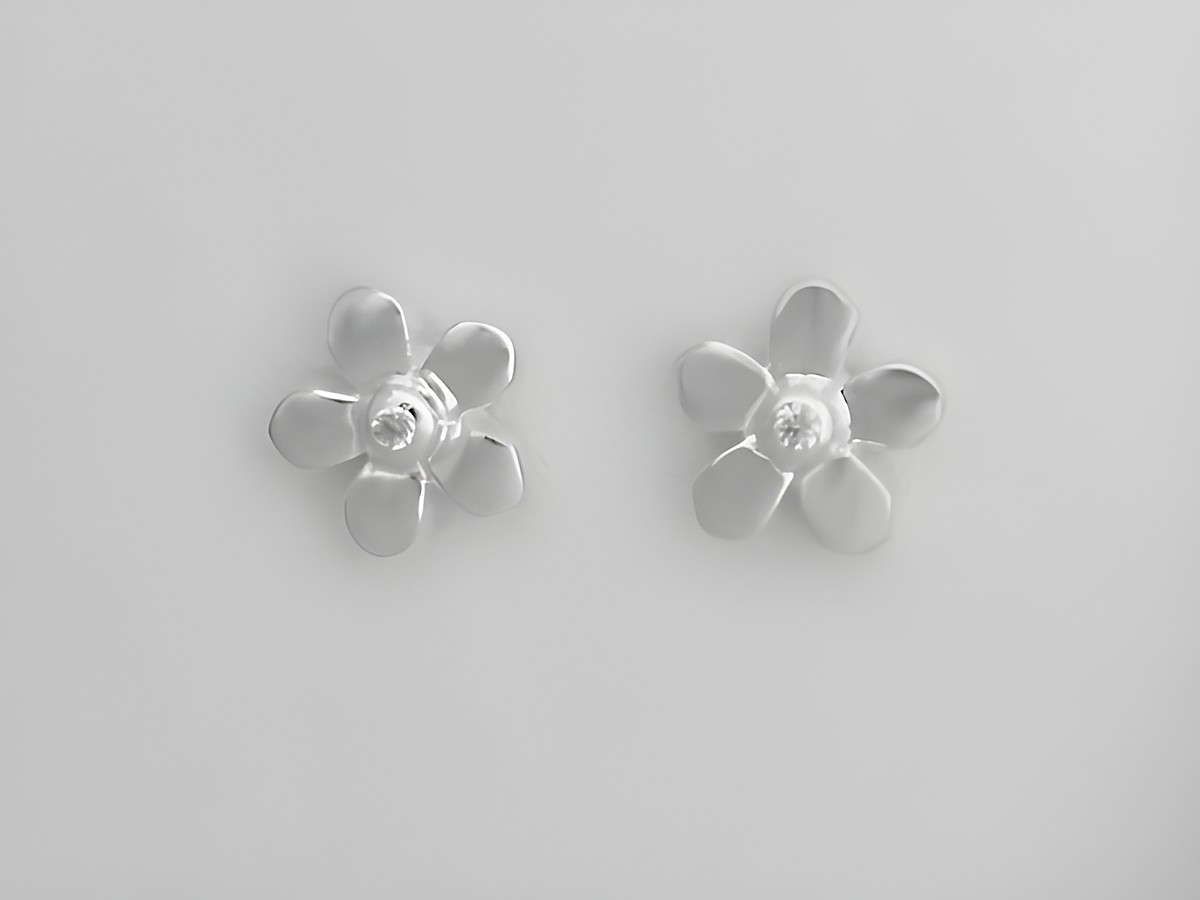 Blüte Ohrringe aus 925 Sterling Silber, filigran gestaltet mit Zirkonia, Hersteller Juwelier Harnisch, zarte Blumenform für eleganten Schmuckstil.