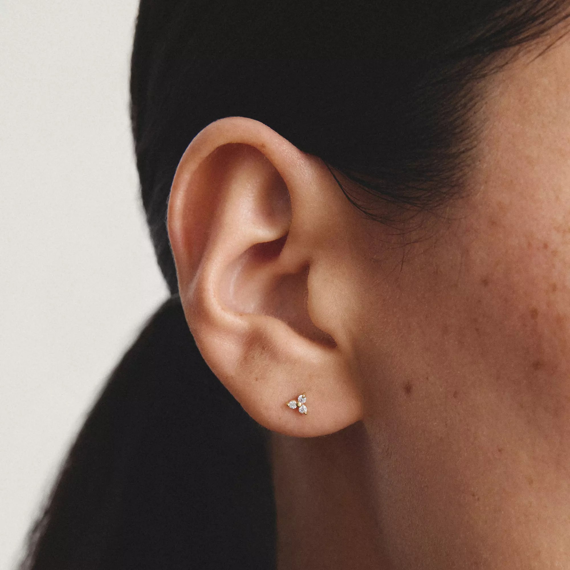 Thomas Sabo Ohrstecker mit weißem Zirkonia – vergoldet – 3,9 mm breit – Ansicht 3