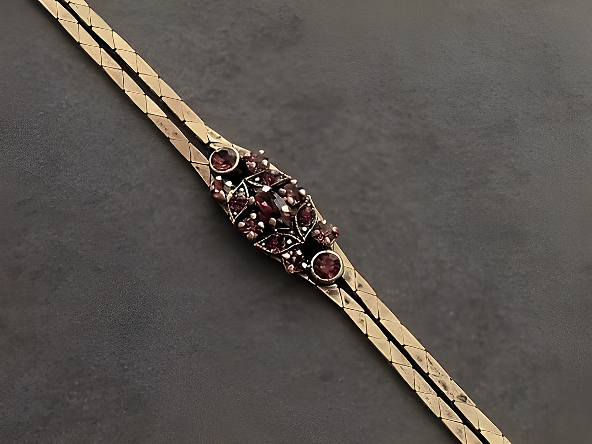 Stilvolles Strass Armband in lila mit goldfarbenem Design, Hersteller Juwelier Harnisch, geeignet für Handgelenke von 19 bis 21 cm, ideal für elegante Anlässe.
