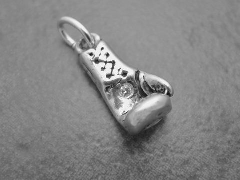 Boxhandschuh links in Silber mit brillantem Element, sportlicher Anhänger von Juwelier Harnisch, Maße 20,3 mm, ideal für Liebhaber des Boxsports.