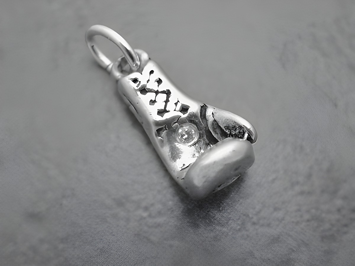 Boxhandschuh links in Silber mit brillantem Element, sportlicher Anhänger von Juwelier Harnisch, Maße 20,3 mm, ideal für Liebhaber des Boxsports.