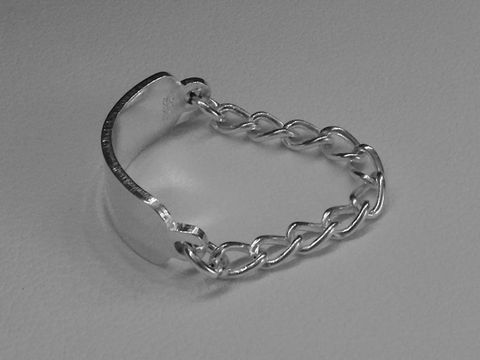 Ring echt Silber mit individueller Gravurplatte in Größe 53, Hersteller Juwelier Harnisch, bis Größe 54 / 17,2, Silberkette verbindet die Gravurplatte.