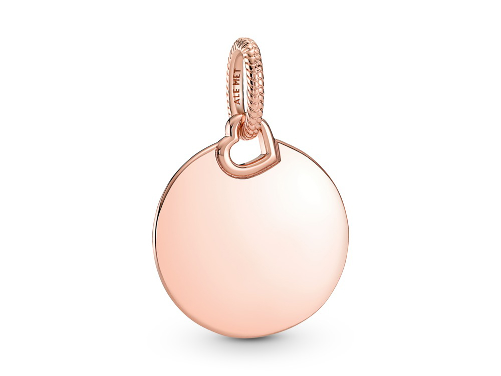 Runder Anhänger von Pandora in Roségold Vergoldung mit beidseitiger Gravurmöglichkeit, elegant und schlicht gestaltet, ideal als persönliche Schmuckstück oder Geschenk.