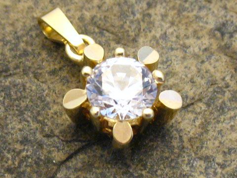 Runder Gold Anhänger mit Zirkonia, Gold 333, von Juwelier Harnisch. Der Anhänger hat eine auffällige Steinfassung und glänzt elegant im Licht.
