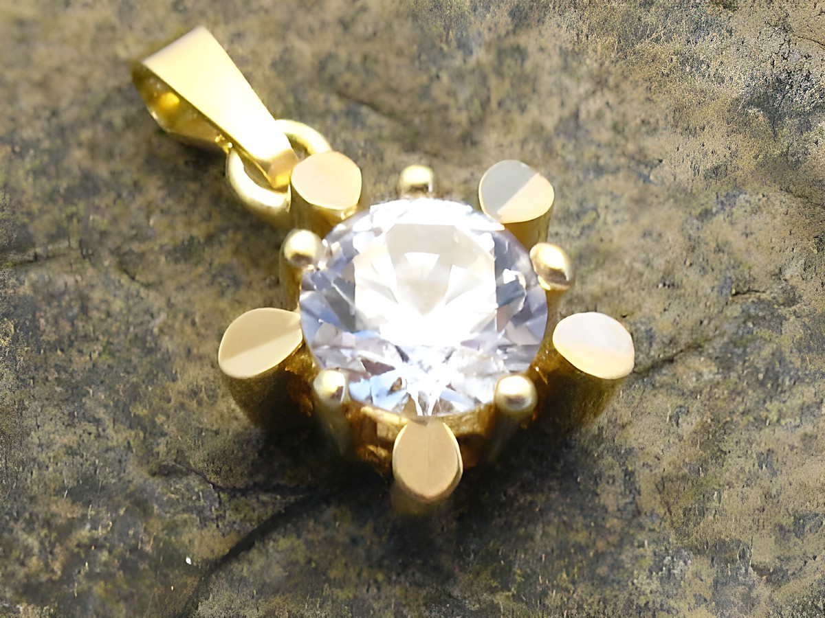 Runder Gold Anhänger mit Zirkonia, Gold 333, von Juwelier Harnisch. Der Anhänger hat eine auffällige Steinfassung und glänzt elegant im Licht.