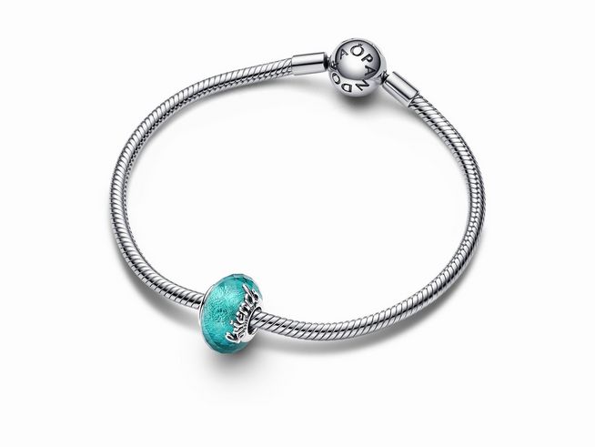 Ein eleganter Armband von Pandora aus Sterling Silber mit facettiertem, grünem Murano-Glas Freundschafts-Charm, das stilvoll und zeitlos wirkt. Ideal für jeden Anlass.