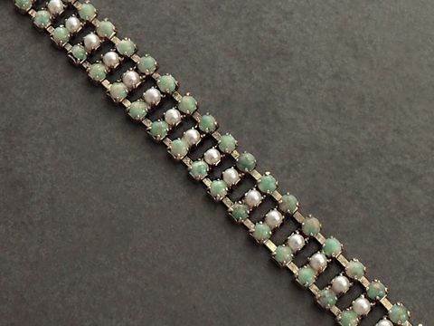 Modeschmuck Armband in Türkis und Weiß, 18 cm lang, goldfarbene Details, verziert mit Strasssteinen, ideal für elegante Anlässe, von Juwelier Harnisch.