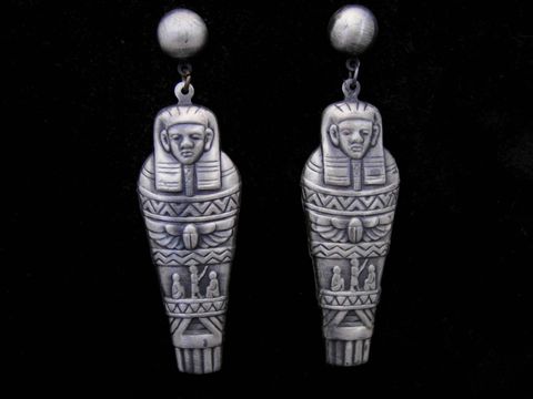 Ohrringe in Form von Sarkophagen aus silberfarbenem Modeschmuck, mystisch gestaltet, Hersteller Juwelier Harnisch, mit Ear Cuffs.