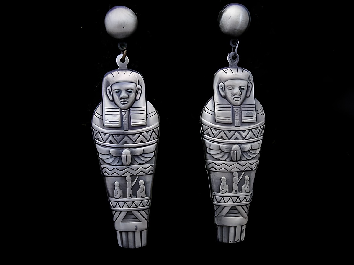 Ohrringe in Form von Sarkophagen aus silberfarbenem Modeschmuck, mystisch gestaltet, Hersteller Juwelier Harnisch, mit Ear Cuffs.
