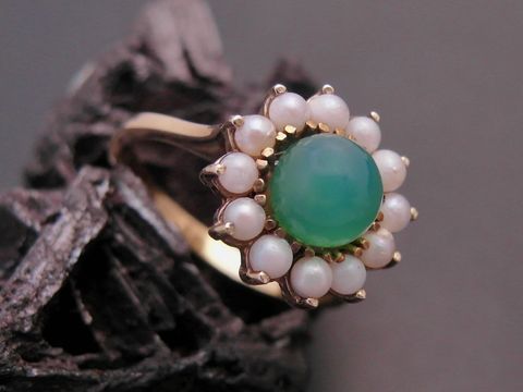 Gold Perlen Ring unvergesslich schön mit einer Zuchtperle und Achat in der Mitte, Hersteller Juwelier Harnisch, Größe 56, 2,2 mm. Elegant und stilvoll für besondere Anlässe.