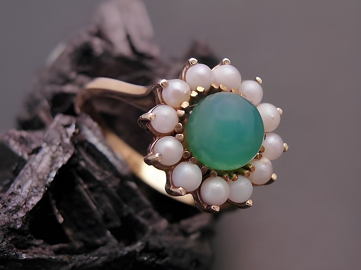 Gold Perlen Ring unvergesslich schön mit einer Zuchtperle und Achat in der Mitte, Hersteller Juwelier Harnisch, Größe 56, 2,2 mm. Elegant und stilvoll für besondere Anlässe.