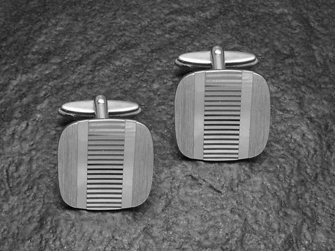 30006-0 Manschettenknöpfe SILBER im Modell Silber-Hochzeit von Juwelier Harnisch, aus echtem Silber, mit elegantem Streifenmuster und stilvollem Design. Ideal für besondere Anlässe.