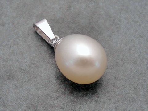 Silber Anhänger mit Perlentropfen aus Süßwasser Zuchtperle in weiß, verführerisch, Hersteller: Juwelier Harnisch, ideal als elegantes Schmuckstück.
