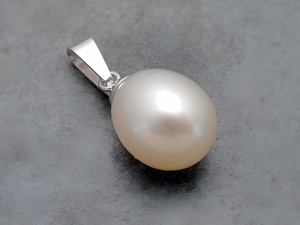 Silber Anhänger mit Perlentropfen aus Süßwasser Zuchtperle in weiß, verführerisch, Hersteller: Juwelier Harnisch, ideal als elegantes Schmuckstück.