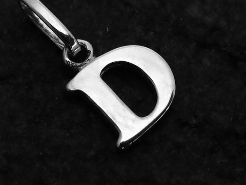 Buchstabe D Anhänger aus Weißgold 585, Hersteller Juwelier Harnisch, elegant und glänzend, ideal als persönlicher Schmuck oder Geschenk.