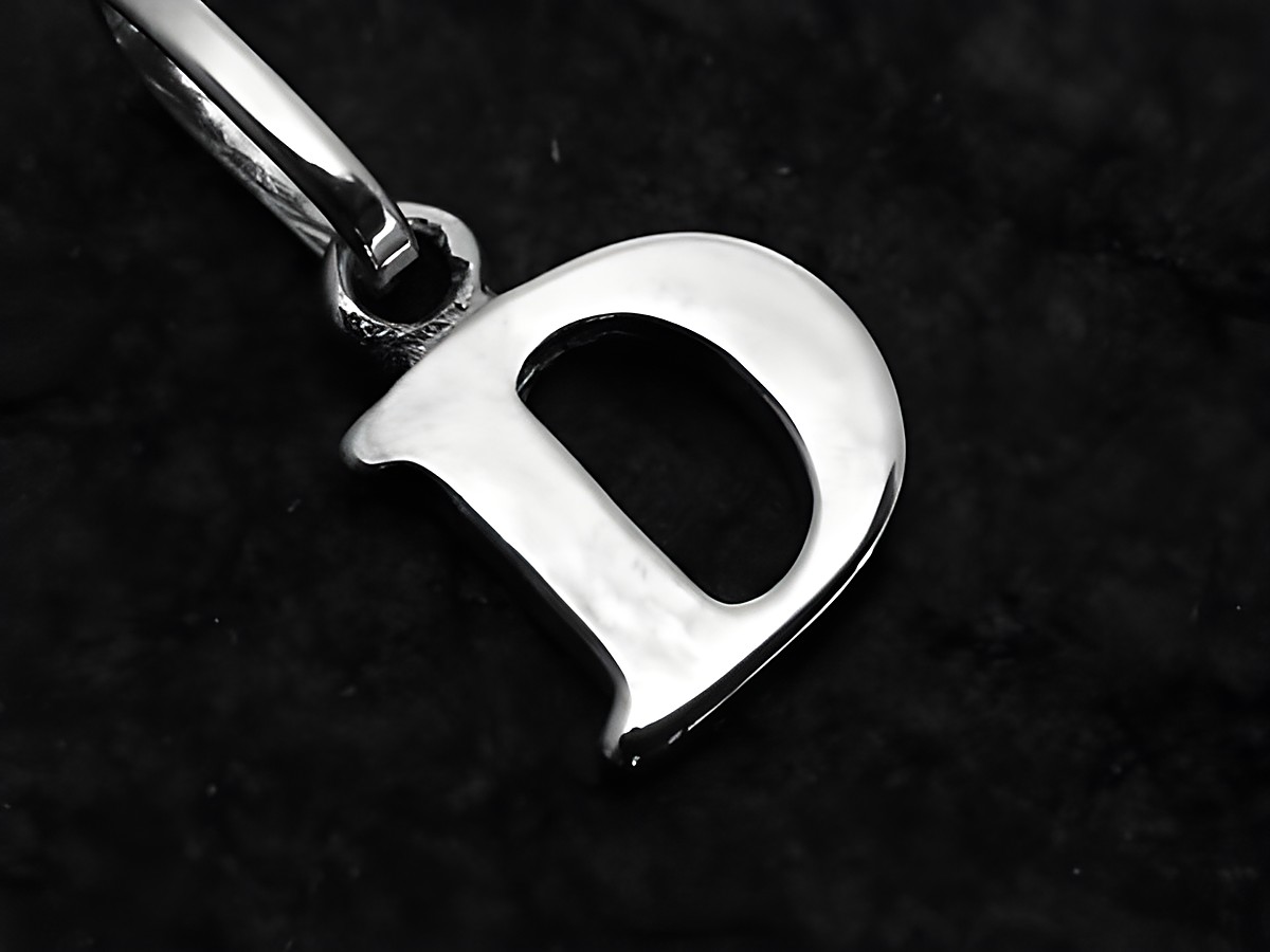 Buchstabe D Anhänger aus Weißgold 585, Hersteller Juwelier Harnisch, elegant und glänzend, ideal als persönlicher Schmuck oder Geschenk.